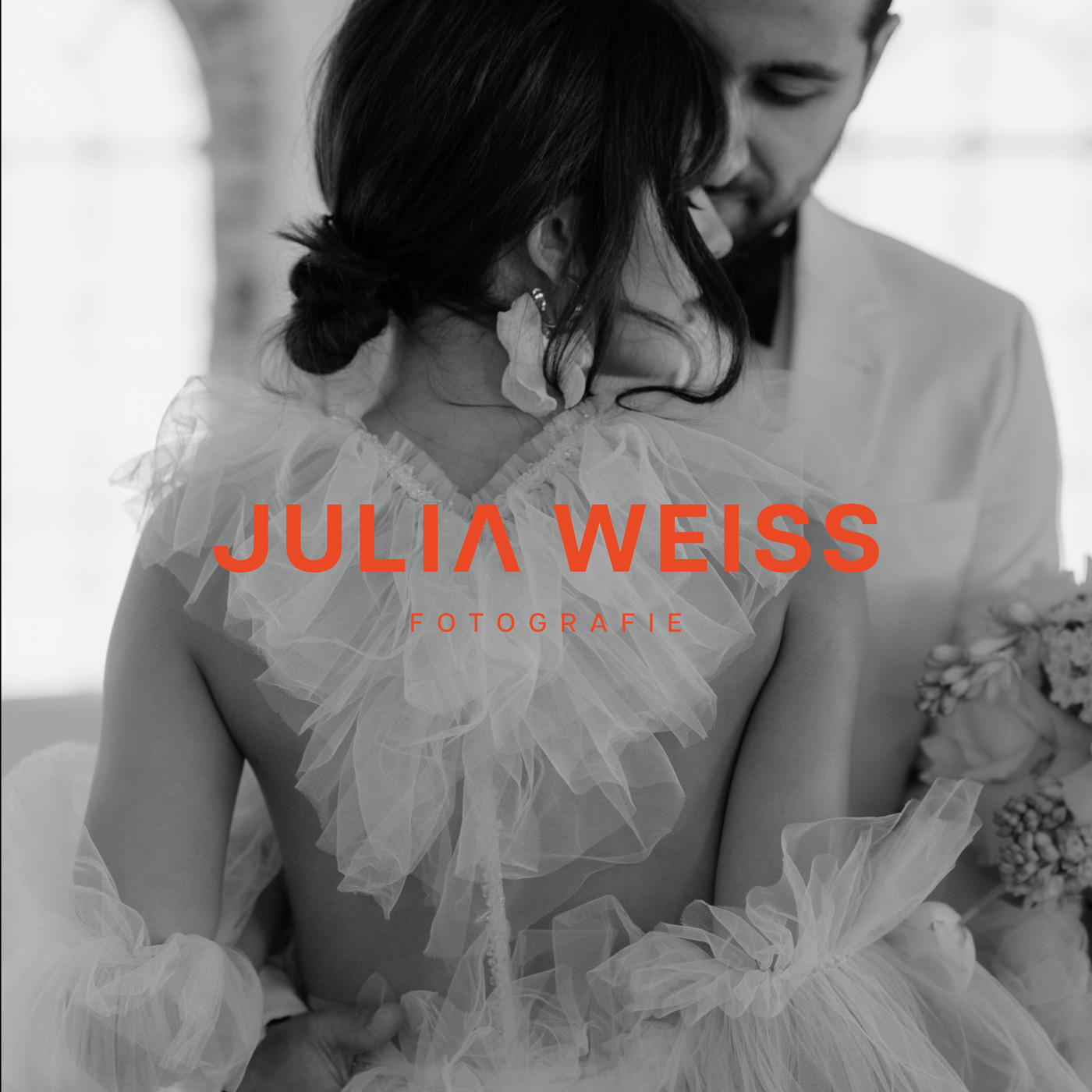 Julia Weiss Fotografie - Branding Stimmungsbild Brautpaar mit Orangenem Logo mittig